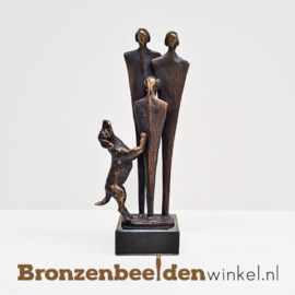 Beeldje gezin 3 personen en hond BBW006br18h