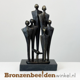 Beeldje gezin "Gezin 6 personen en vlinder" BBW06br80-v