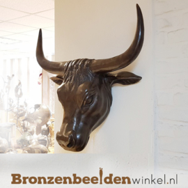 Bronzen stierenkop aan de muur