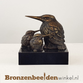 Ijsvogel cadeau ''Moeder ijsvogel met 2 jonkies op sokkel'' BBW88323