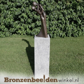 Huwelijkscadeau tuinbeeld "Omhelzing" incl. sokkel BBW1541br