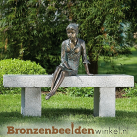 Tuinbeeld meisje "Birgit" op natuursteen bankje BBWR88178b