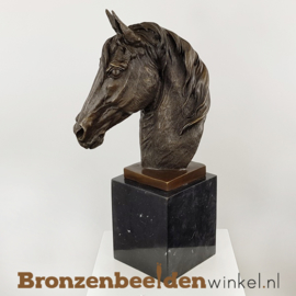 Beeld paardenhoofd op sokkel BBWTM47