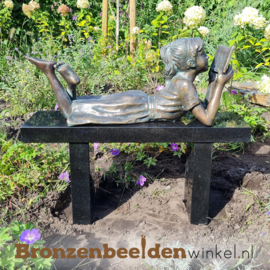 Bronzen lezend meisje op granieten bankje BBWR88847