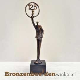 TOP 12 5 jaar in dienst cadeau "Het glas heffen" met jaartal 12,5