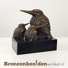 Moeder ijsvogel met 2 jonkies op sokkel BBW88323