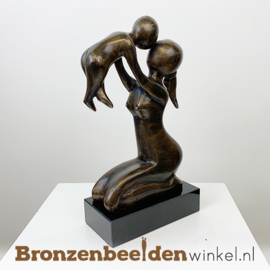 Bronzen beeldje "De gelukkige moeder" BBW001br22