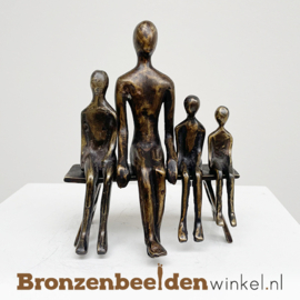 Beeldje vader met drie zoons BBW001br73