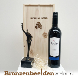 Geschenkkist met beeldje en rode wijn