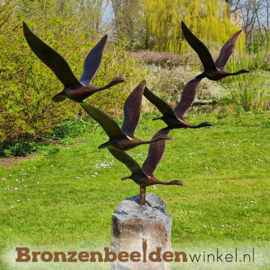 Abstract tuinbeeld ''De 5 ganzen'' op Basalt sokkel BBWFGBS