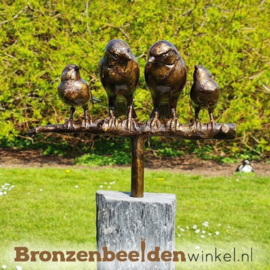 Tuinbeeld vogel paartje met 2 jonkies op sokkel BBWVM2KOS