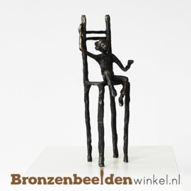 Beeldje "Jongen op stoel" BBW005br83