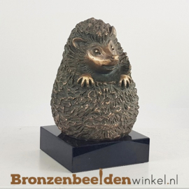 Egel beeldje op sokkel BBW37280