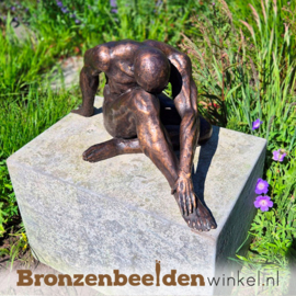 Beeld man voor in de tuin in brons gegoten BBW3554