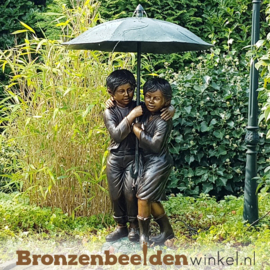 Fontein beeld kinderen onder paraplu BBW215