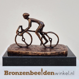 Beeldje "De Wielrenner" op sokkel BBW005br66os
