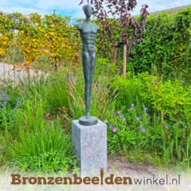 Beeld man voor in de tuin in groen gepatineerd brons BBW91248br