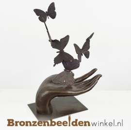 Gedenkbeeldje hand met vlinders BBW10001