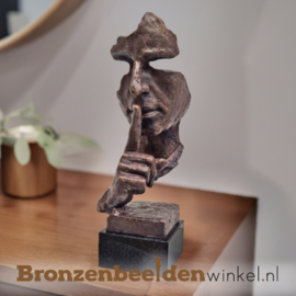 Beeld "Het zwijgen opleggen" voor in huis BBW248528