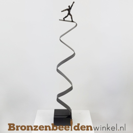 Zakelijk geschenk beeldje "Balancerend op de Top" BBW007br00