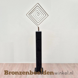 Zakelijk geschenk "Vierkante Spiraal" op sokkel BBW58621br