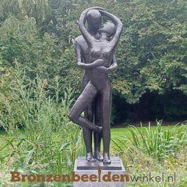 Beeld voor in de tuin "Kussend Paar" BBW1037