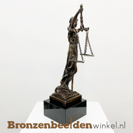 Afstudeercadeau "Vrouwe Justitia" beeldje op sokkel BBW008br10S