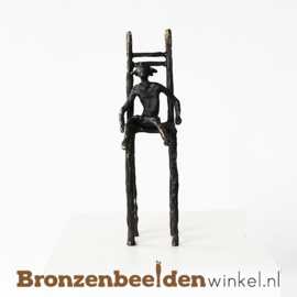 Beeldje "Meisje op stoel" BBW005br84