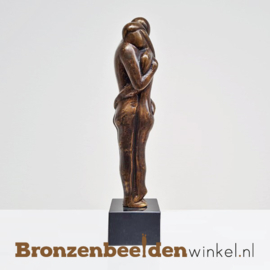 Beeld liefde "Geborgen voelen" brons BBW001br10