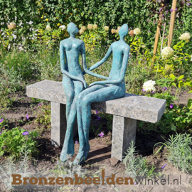 Tuinbeeld zittend paar op natuursteen bankje BBW52848br