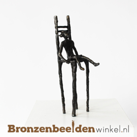 Beeldje "Meisje op stoel" BBW005br84