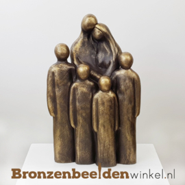 Beeldje "Vader en moeder met 4 grote kinderen" BBW064br04