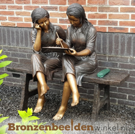 Tuinbeeld "Studerende Meisjes" op bankje BBW839