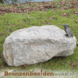 Stenen vogeldrinkbak met bronzen ijsvogeltje BBWR42056