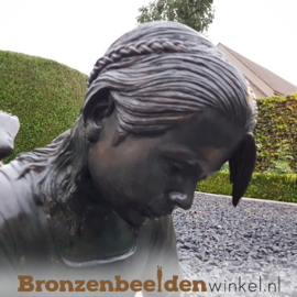 Liggend lezend meisje als tuinbeeld - rustieke patina BBW840R