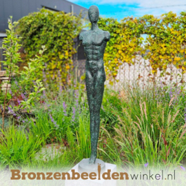 Beeld man voor in de tuin in groen gepatineerd brons BBW91248br