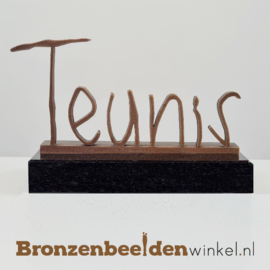 Handschrift in brons op sokkel