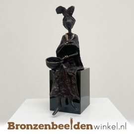 Zittend Afrikaanse vrouwenbeeld "Dore op sokkel" 24cm BBWZT09GR