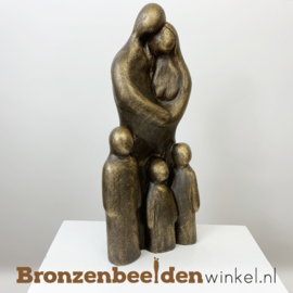 Beeldje "Vader en moeder met 3 kleine kinderen" BBW071br73