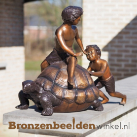 Bronzen jongetjes op schildpad BBW94660