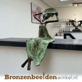 Zittend Afrikaanse vrouwenbeeld "Nuru op sokkel" 25cm BBWZT14GR