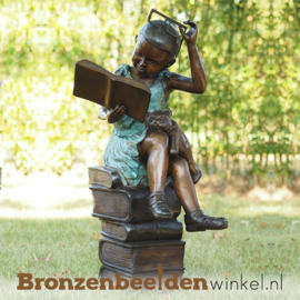 Kinderbeeld "Meisje op Stapel Boeken" van brons BBW97131br