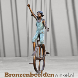 Bronzen beeld jongetje op eenwieler fiets BBW51326br