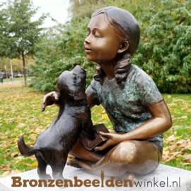 Bronzen meisje met hondje als tuinbeeld BBW51329br