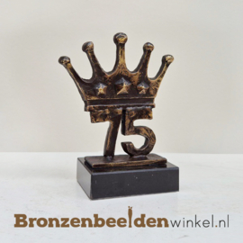 TOP cadeau 75e verjaardag "Kroonjaar 75" beeldje