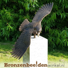 Tuinbeeld adelaar op Hardsteen sokkel BBW1247br