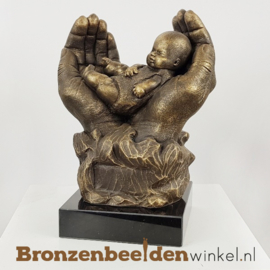 Beeld handen met baby BBW010br06