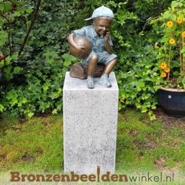 Bronzen jongen met bal als tuinbeeld BBW1957br