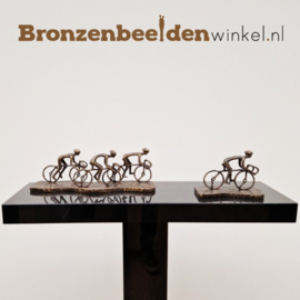 Bronzen wielrenners op plateau en sokkel BBW18br69s