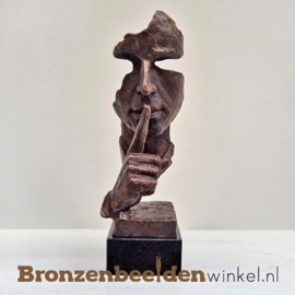 Beeld "Het zwijgen opleggen" voor in huis BBW248528